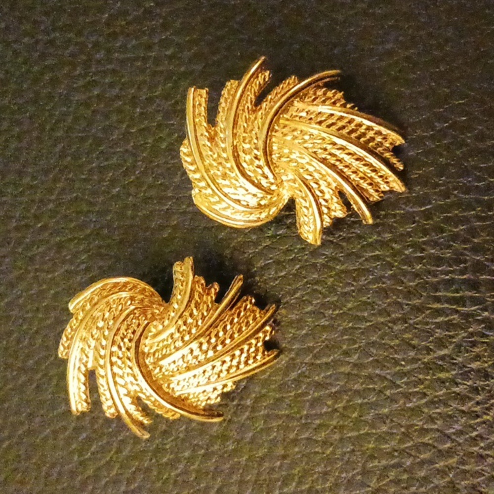 VINTAGE MONET EARINGS